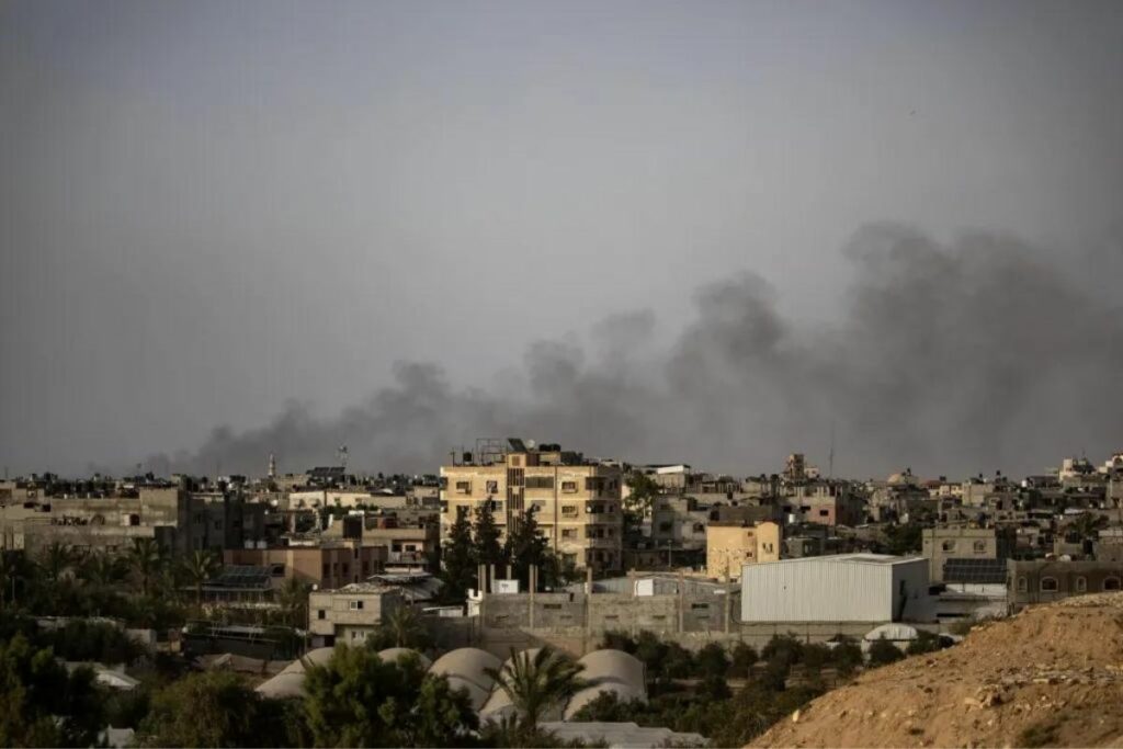 Vista de una columna de humo tras un bombardeo de Israel en Rafah, en una fotografía de archivo.