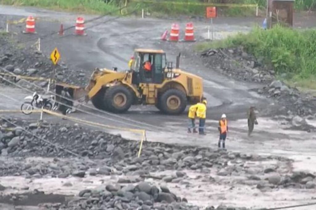 El acceso al puente sobre el río Upano fue cerrado debido a la creciente de este afluente de Morona Santiago. Cortesía: ECU-911