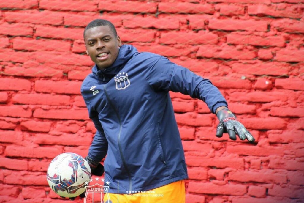 Uno de los arqueros de Deportivo Quito durante un entrenamiento.