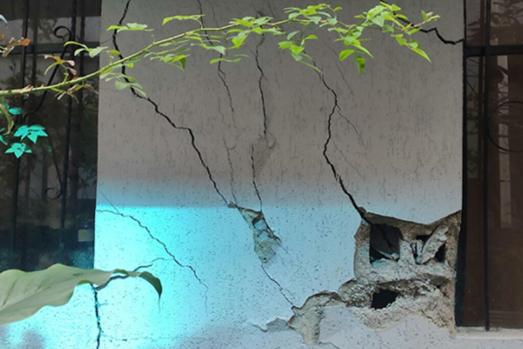 Moradores de Solanda afirman que sus casas se empezaron a cuartear con la construcción del Metro. Foto: Archivo / EL COMERCIO