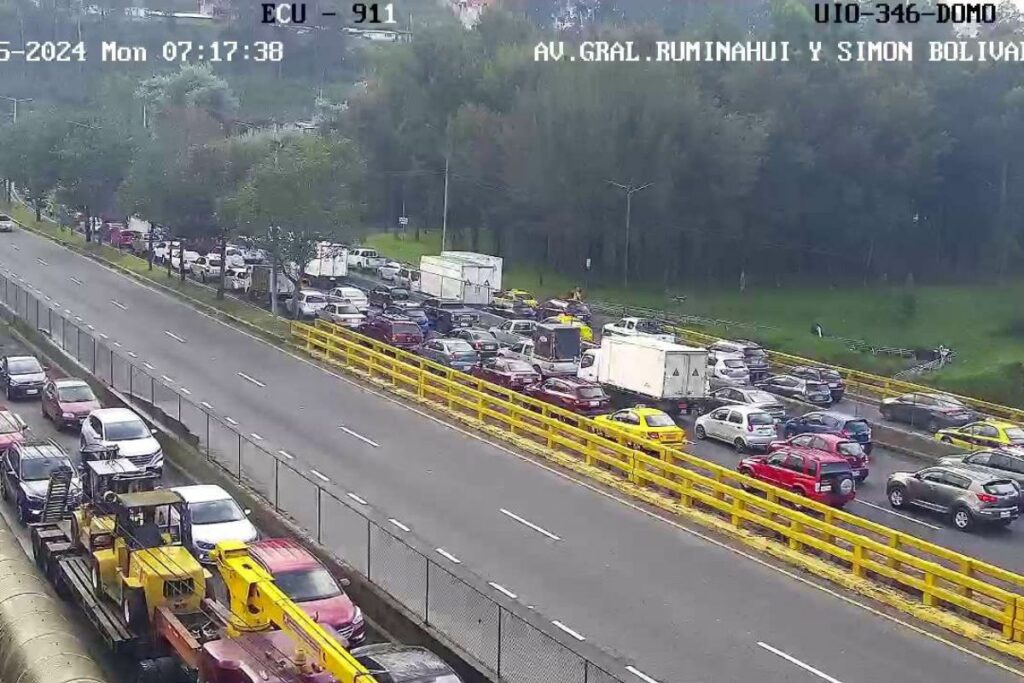 La congestión en la Simón Bolívar abarca al menos 5 km.