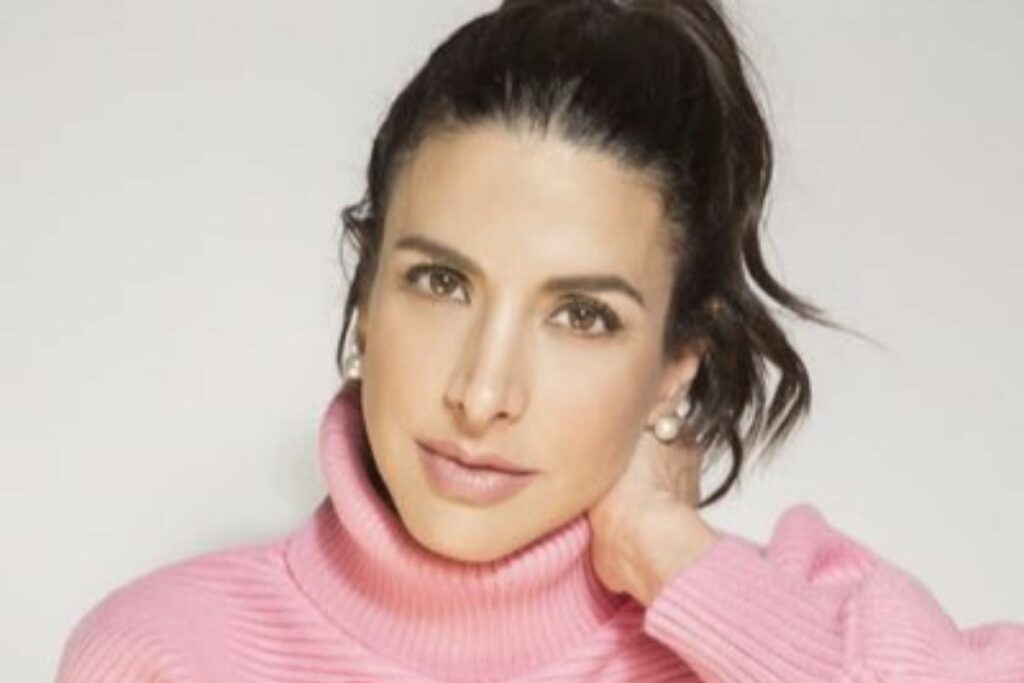 La actriz y comediante mexicana Verónica Toussaint falleció este jueves a los 48 años, tras una larga batalla contra el cáncer. Su muerte deja un gran vacío en el mundo del entretenimiento.