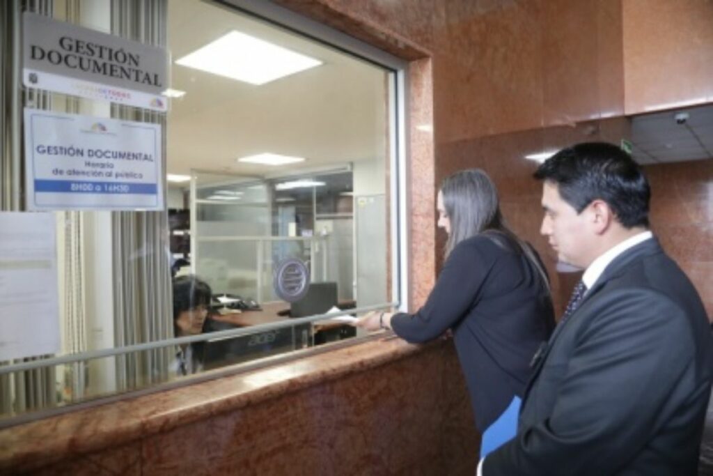 Los asambleístas María Mercedes Erbs y Paúl Buestán presentaron el proyecto. Foto: Sitio web AN