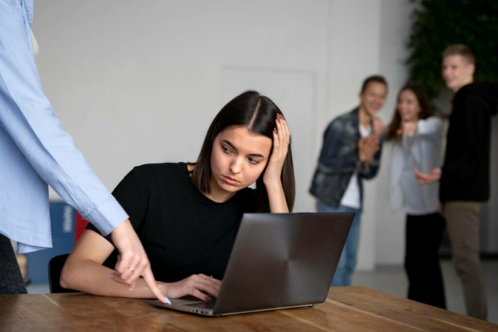 Ley para la erradicación de la violencia y acoso laboral entró en vigencia con su publicación en el Registro Oficial. Foto: Freepik