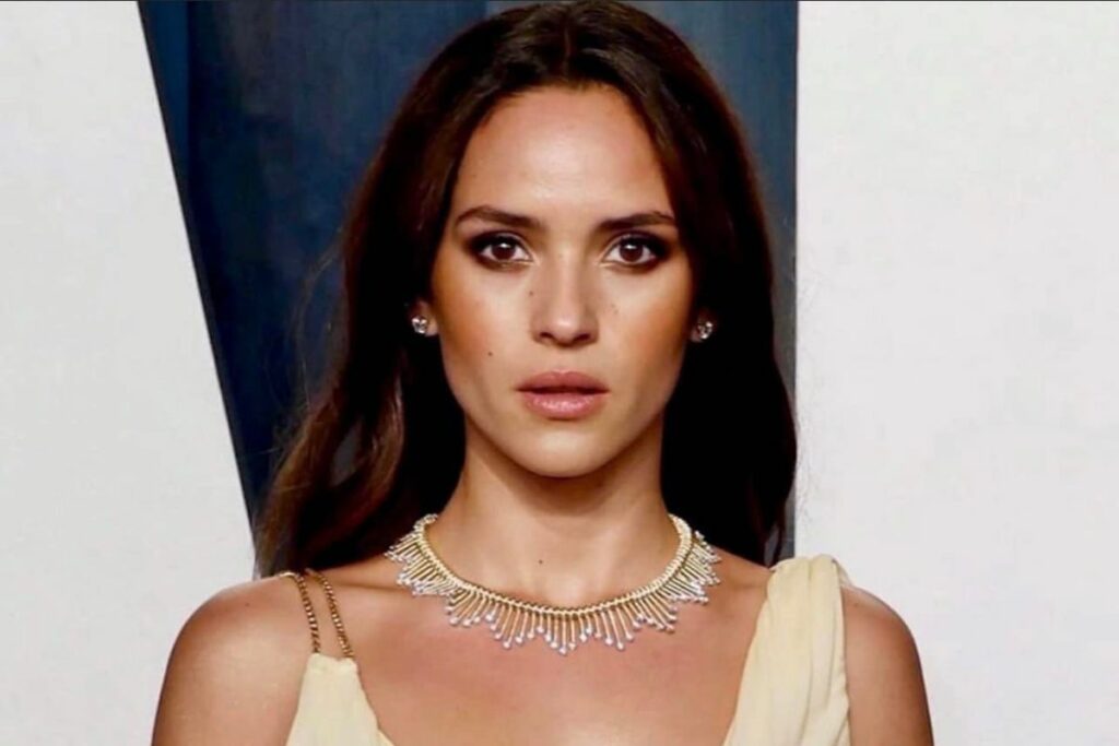 La actriz de 32 años Adria Arjona es hija de Ricardo Arjona con Leslie Torres. Foto: Facebook