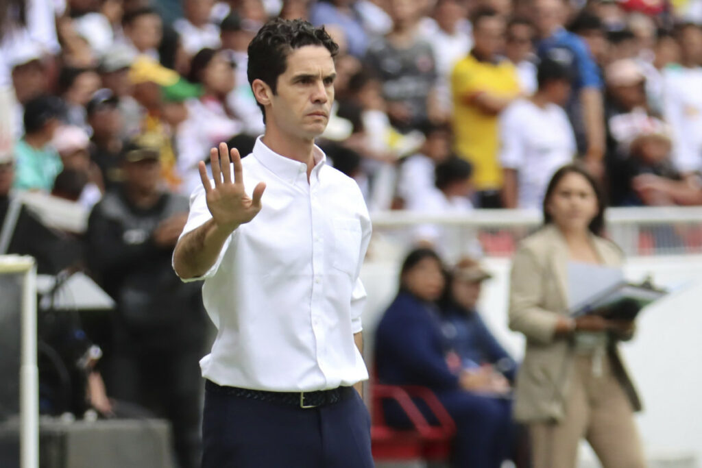 Josep Alcácer en el estadio Rodrigo Paz Delgado en la temporada 2024.Josep Alcácer en el estadio Rodrigo Paz Delgado en la temporada 2024.