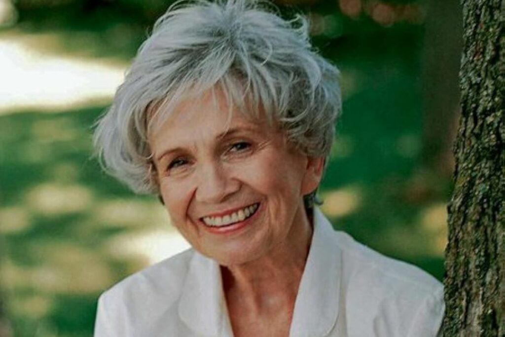 La 'inmortal' Alice Munro, ganadora del Premio Nobel de Literatura en 2013, nos deja un legado literario que explora las complejidades humanas. Foto: IMDb.