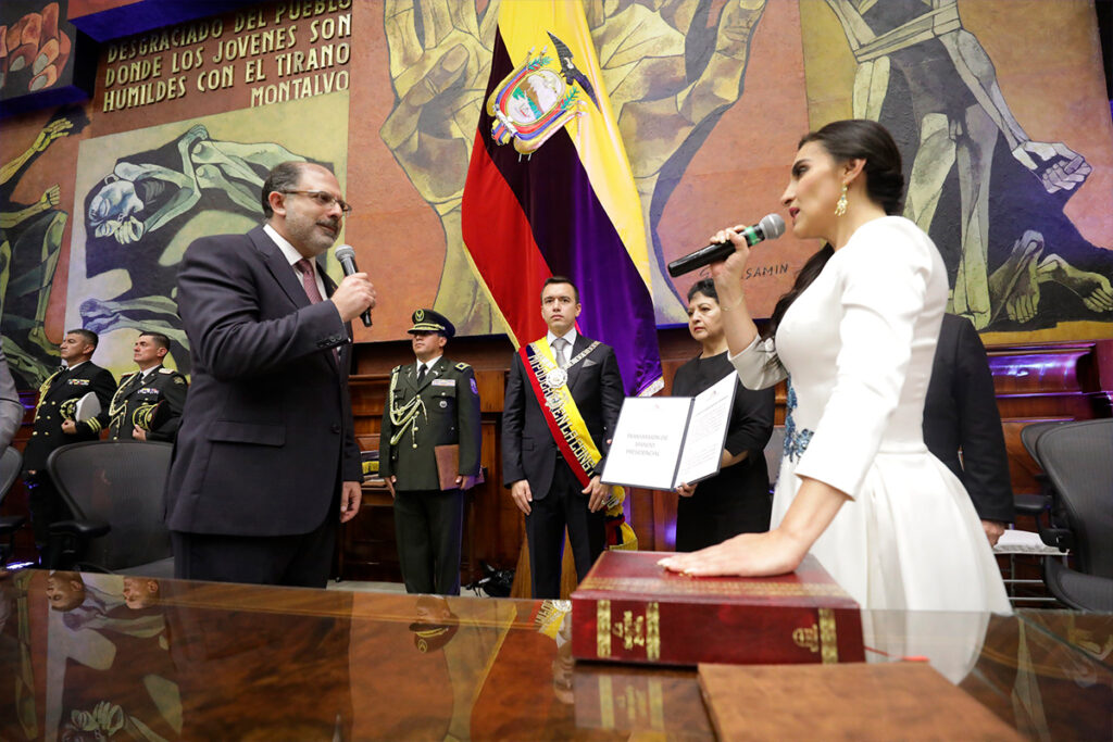 Daniel Noboa, Henry Kronfle y Verónica Abad en la Sesión Solemne del mando presidencial en la Asamblea Nacional. Foto: Flickr Asamblea Nacional