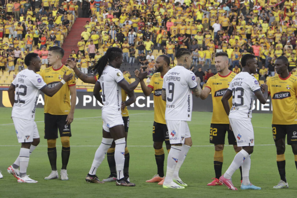 Jugadores de Barcelona SC y Liga de Quito en el estadio Monumental en la Liga Pro 2023.