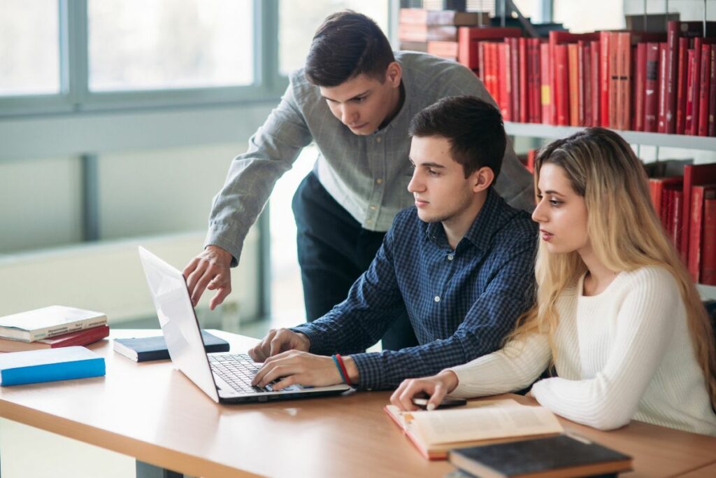 Las becas son una oportunidad para fortalecer el talento humano en diversas áreas del conocimiento. Foto: Canva