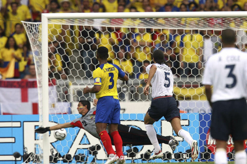 El balón impulsado por David Beckham vence a Christian Mora en el Mundial 2006. Foto: Archivo histórico EL COMERCIO.
