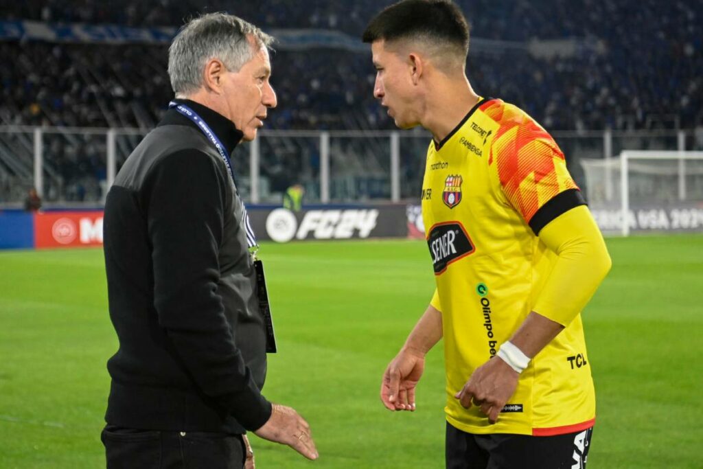 El DT de Barcelona SC Ariel Holan conversa con Fernando Gaibor
