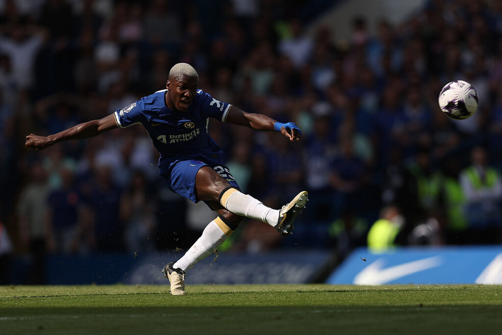 Moisés Caicedo en su remate desde media cancha para marcar un golazo que abrió el marcador del Chelsea. Foto: X Chelsea