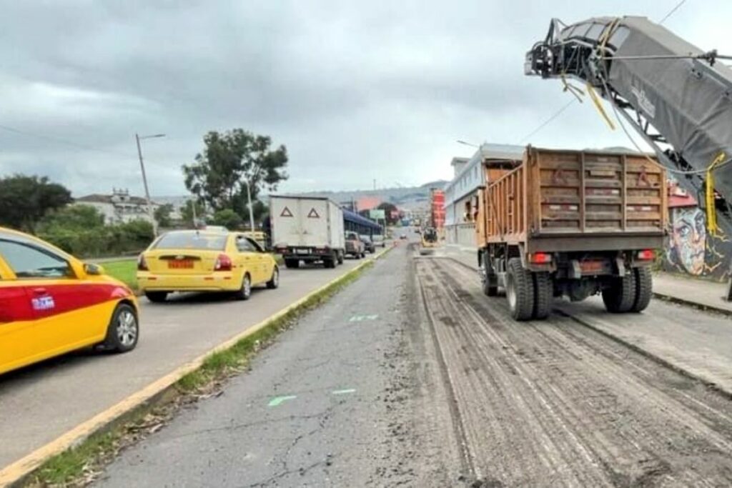 También se realizan trabajos en la av. Mariscal Sucre, desde Matilde Álvarez hacia Cóndor Ñan.