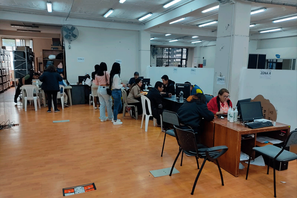 En la Delegación Provincial de Pichincha cuentan con 13 mesas de atención para realizar este trámite. Foto: Cortesía CNE