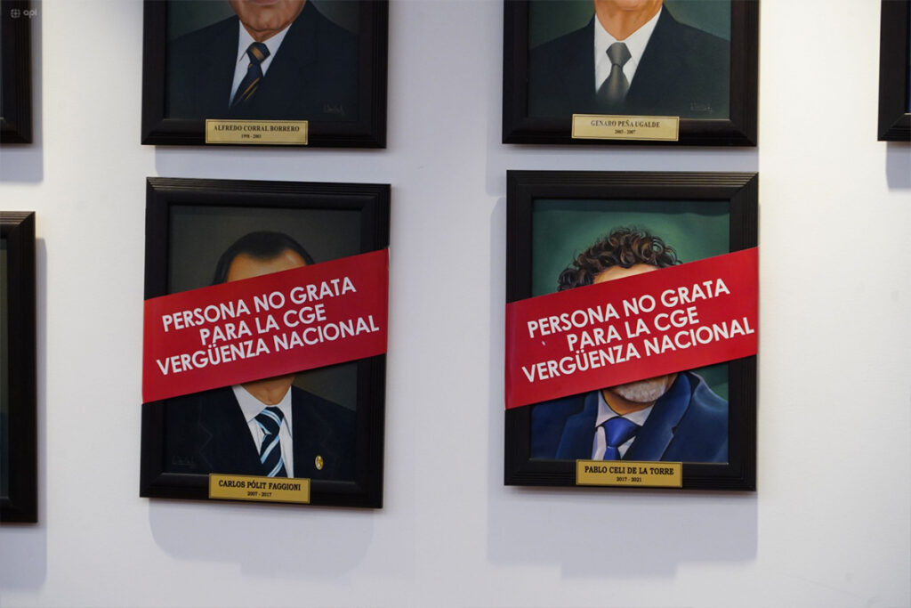 Los rostros de dos exfuncionarios de la Contraloría fueron tapados con un mensaje por trabajadores de esta institución. Foto: API