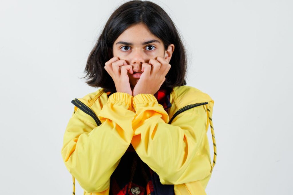 Es fundamental ofrecer un ambiente de autoaceptación y comprensión a las niñas, niños y adolescentes. Foto: Freepik