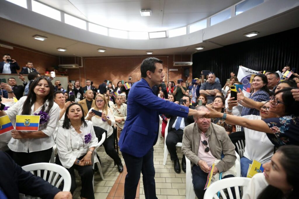 El presidente Daniel Noboa celebra el Día de la Madre junto a migrantes ecuatorianos en Italia. Foto: Cortesía