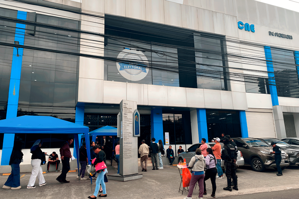 Personas acuden a la Delegación Provincial de Pichincha para realizar el cambio de domicilio electoral. Foto: EL COMERCIO
