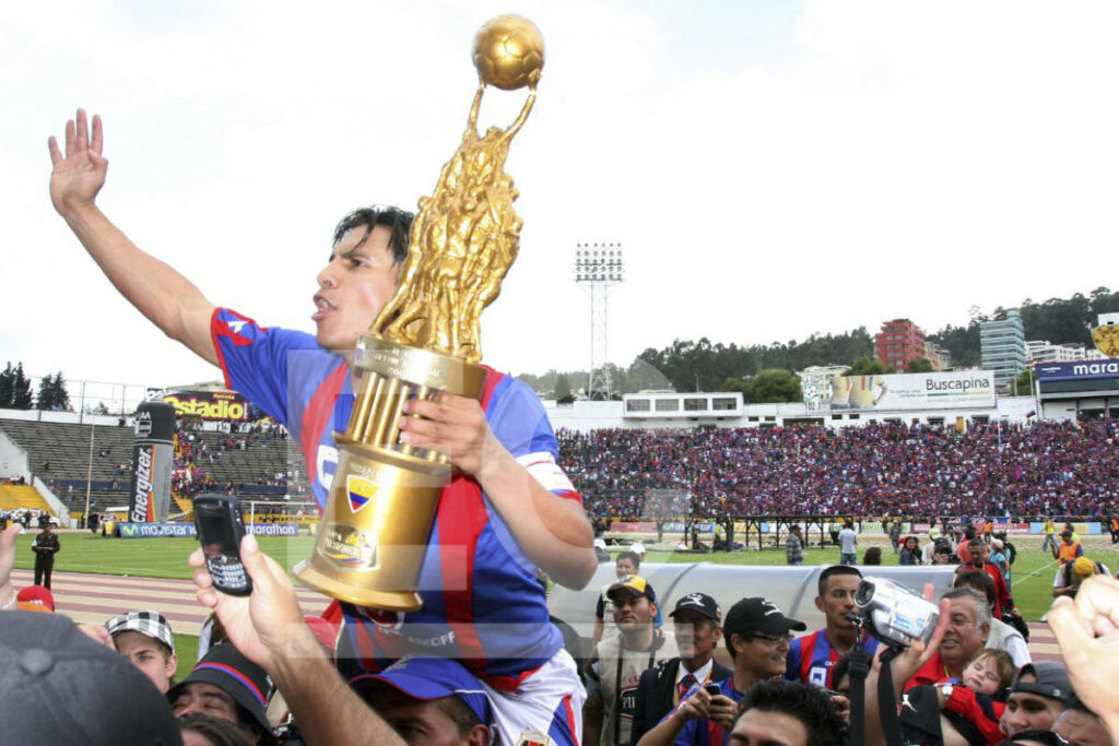 Luis Fernando Saritama con el título de campeón nacional de 2008.