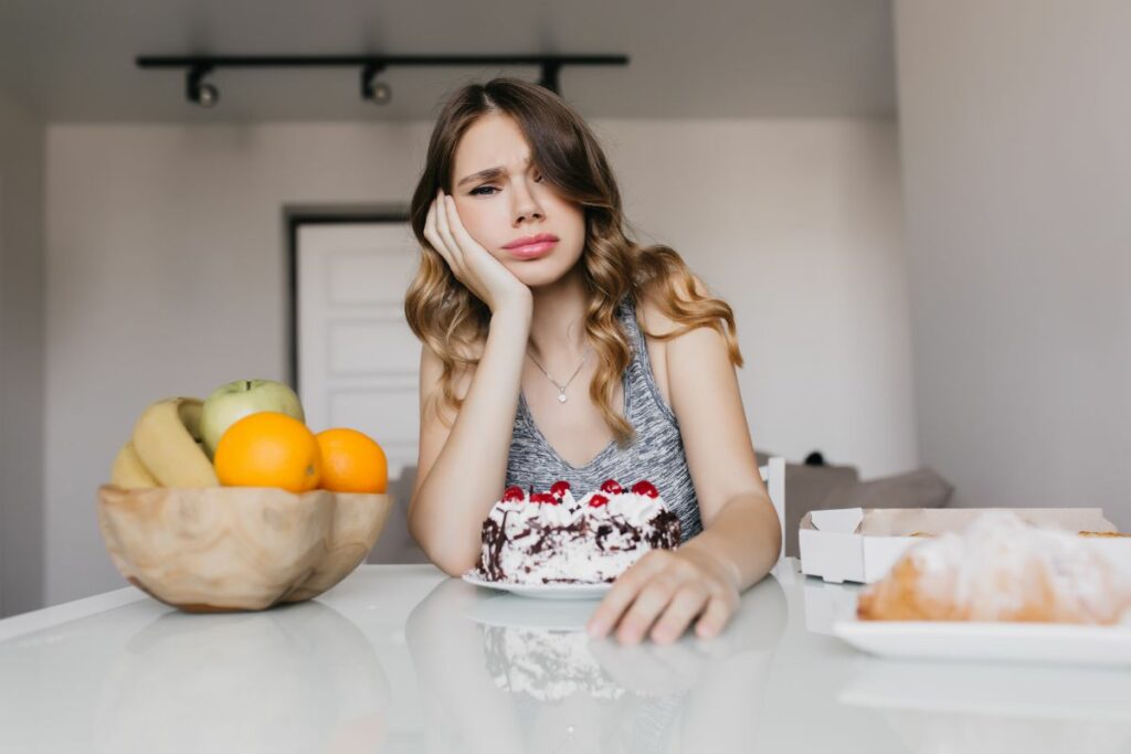 El Día Internacional sin Dietas, conmemorado el 6 de mayo, busca sensibilizar sobre los peligros físicos de los regímenes alimenticios extremos. Foto: Freepik.