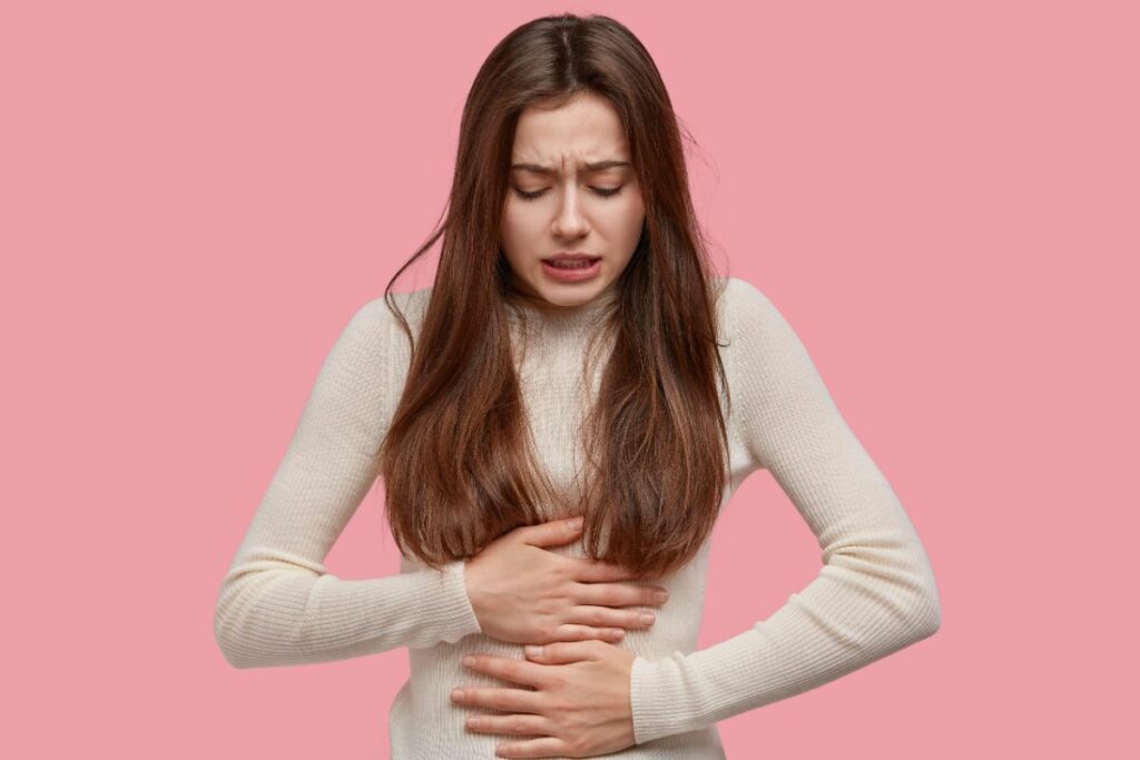 En Ecuador es importante abordar temas como la necesidad de educación, suministros seguros y la propuesta de un permiso por dolor menstrual. Foto: Freepik.