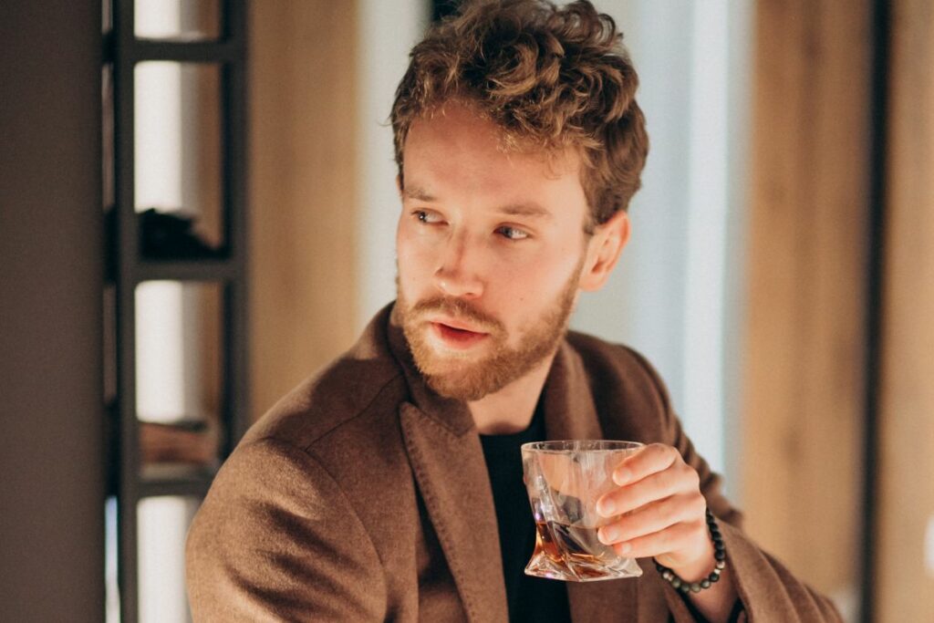 El Día del Whisky celebra su historia y variedad, desde sus orígenes en Escocia en el siglo XV hasta su expansión mundial. Foto: Freepik.