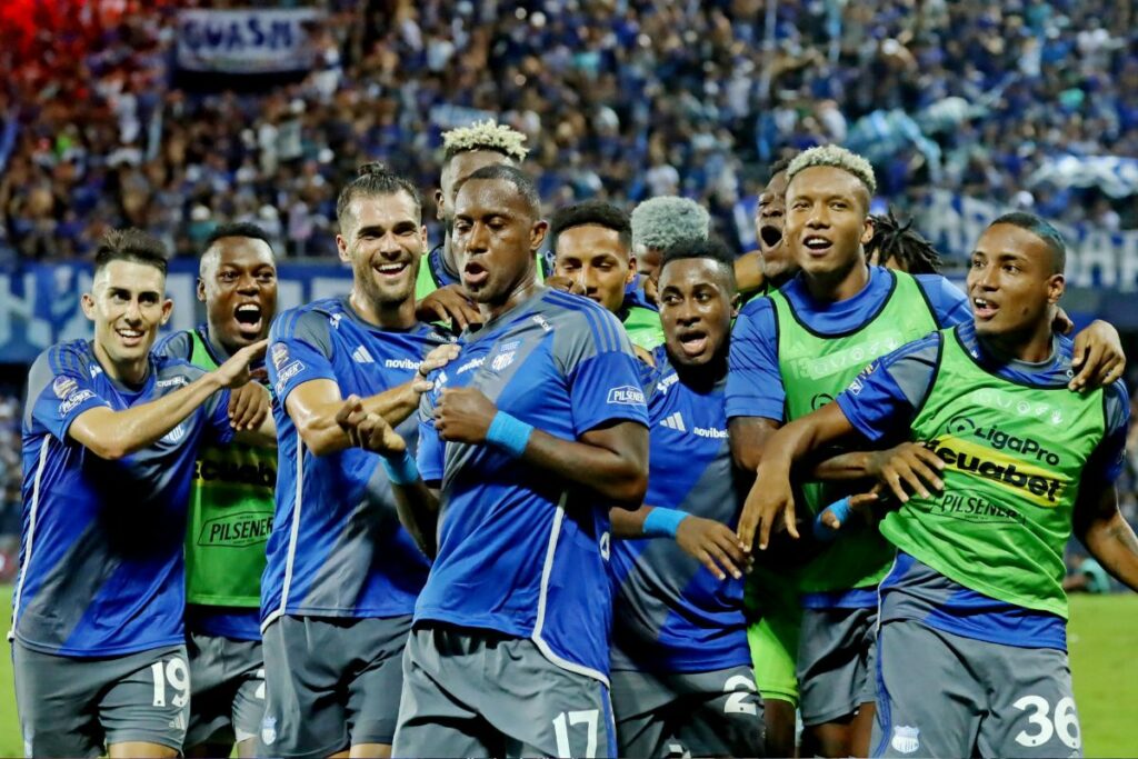Emelec celebra uno de sus goles ante el Barcelona de Joao Rojas en el Clásico del Astillero