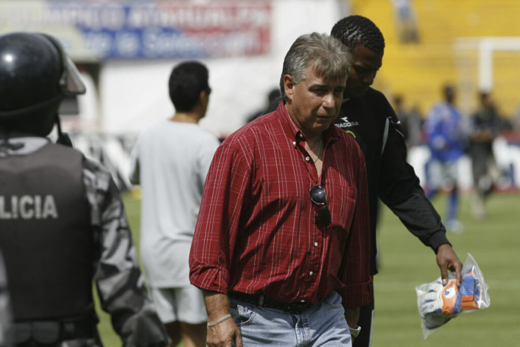 Éver Hugo Almeida como entrenador de El Nacional en 2005. Foto: Archivo histórico EL COMERCIO.