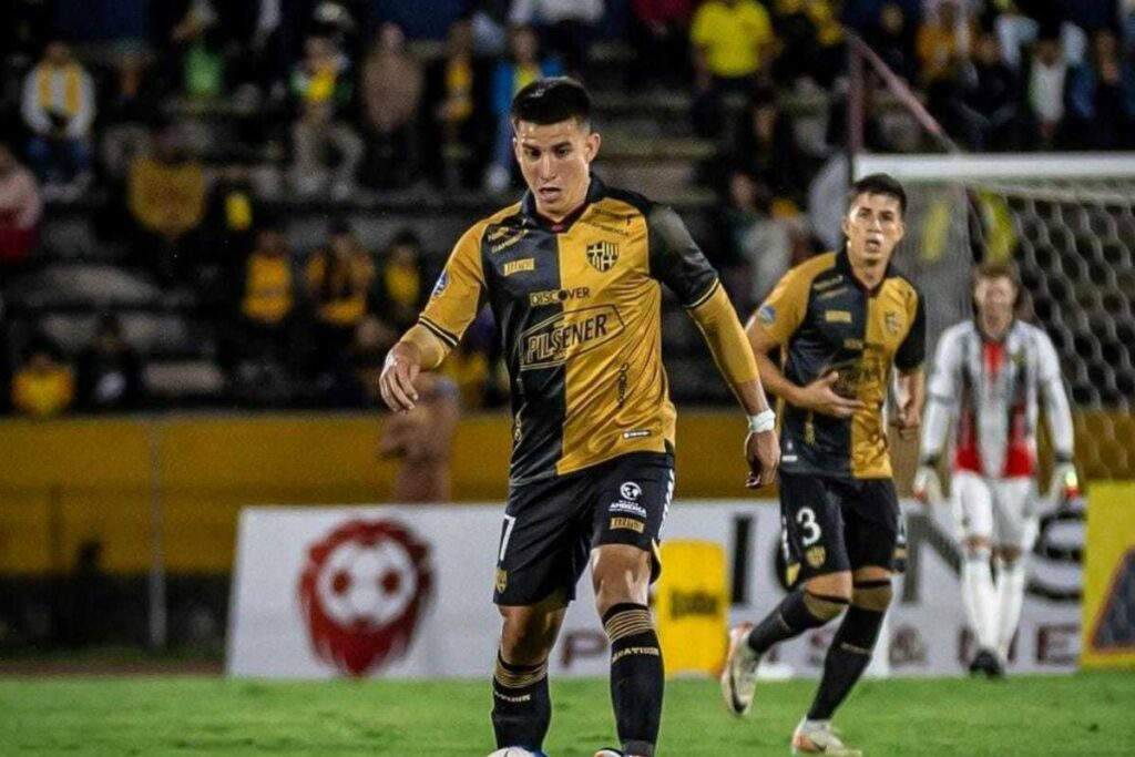 Fernando Gaibor envía un pase durante el partido entre Barcelona SC y Universidad Católica. Foto: IPA