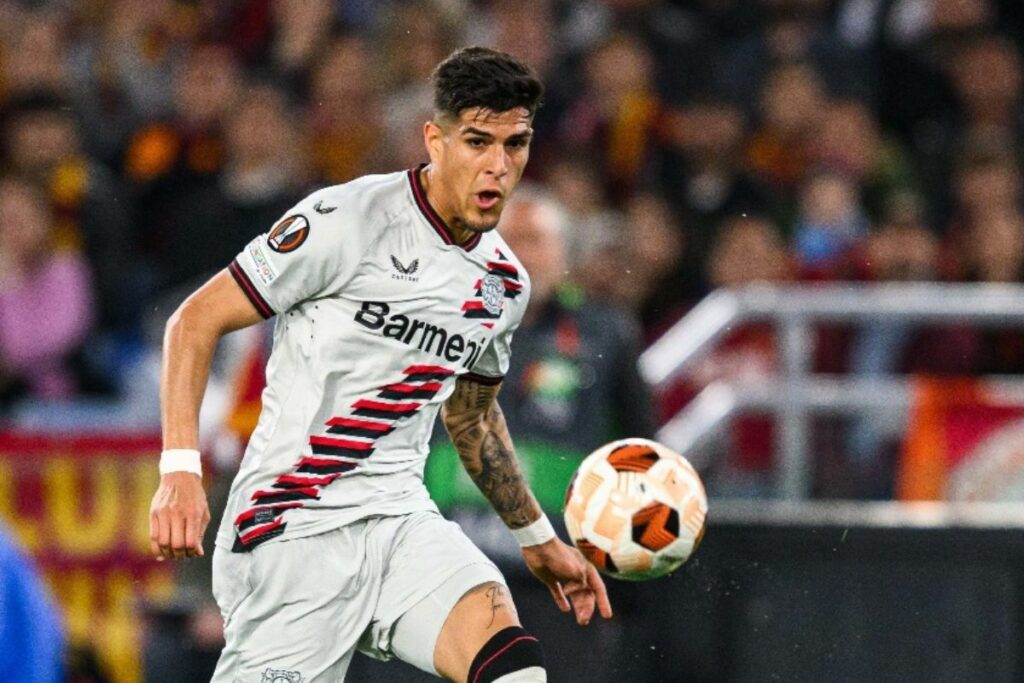 Piero Hincapié controla un balón con el Bayer Leverkusen en la UEFA Europa League. Foto: Twitter @BayerLeverkusen