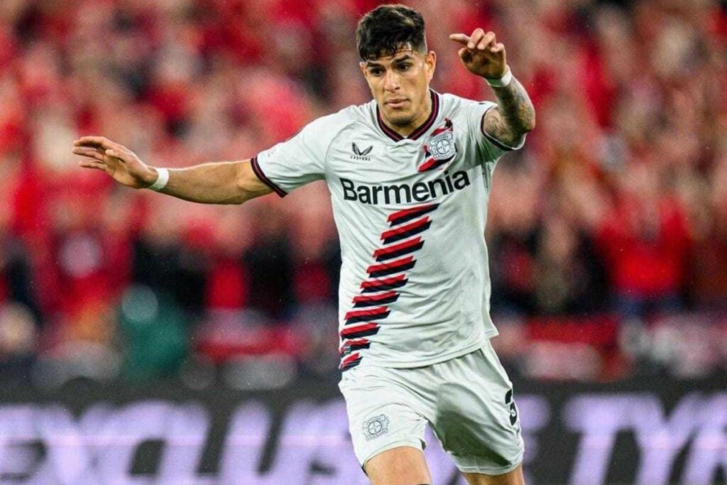 Piero Hincapié en uno de los partidos del Bayer Leverkusen en la UEFA Europa League.