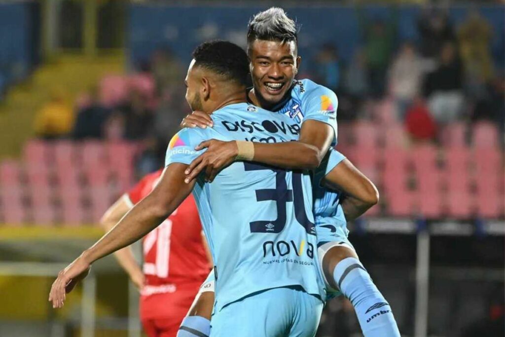 Ismael Díaz y Aaron Rodríguez, futbolistas de Universidad Católica, celebran un gol en la Copa Sudamericana.