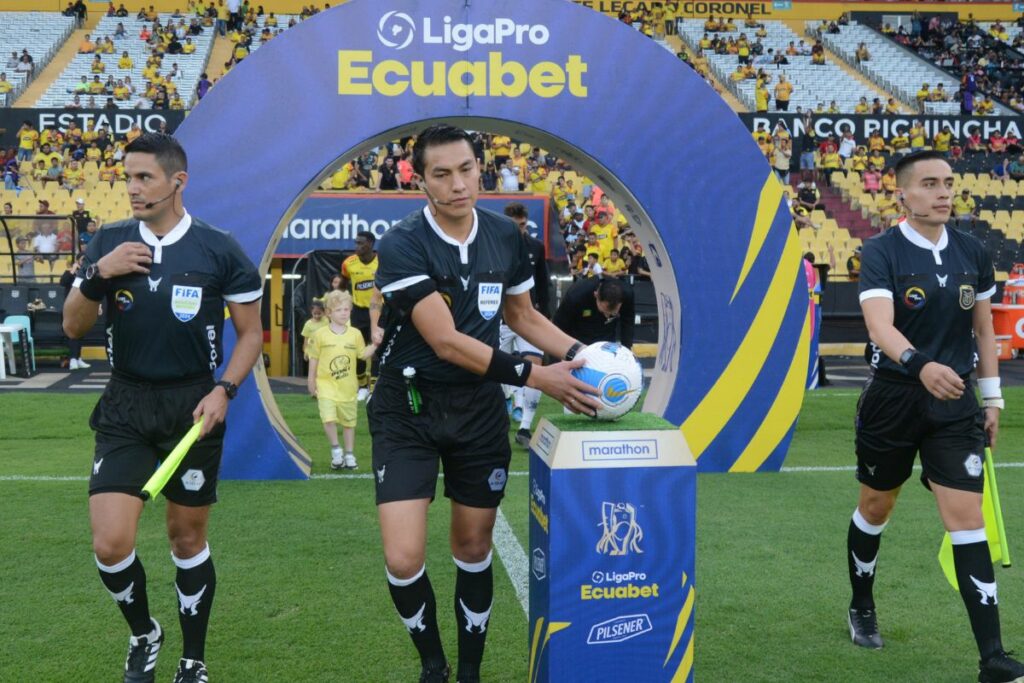 Árbitros durante un partido de la Liga Pro, en la cual se harán públicos los audios del VAR