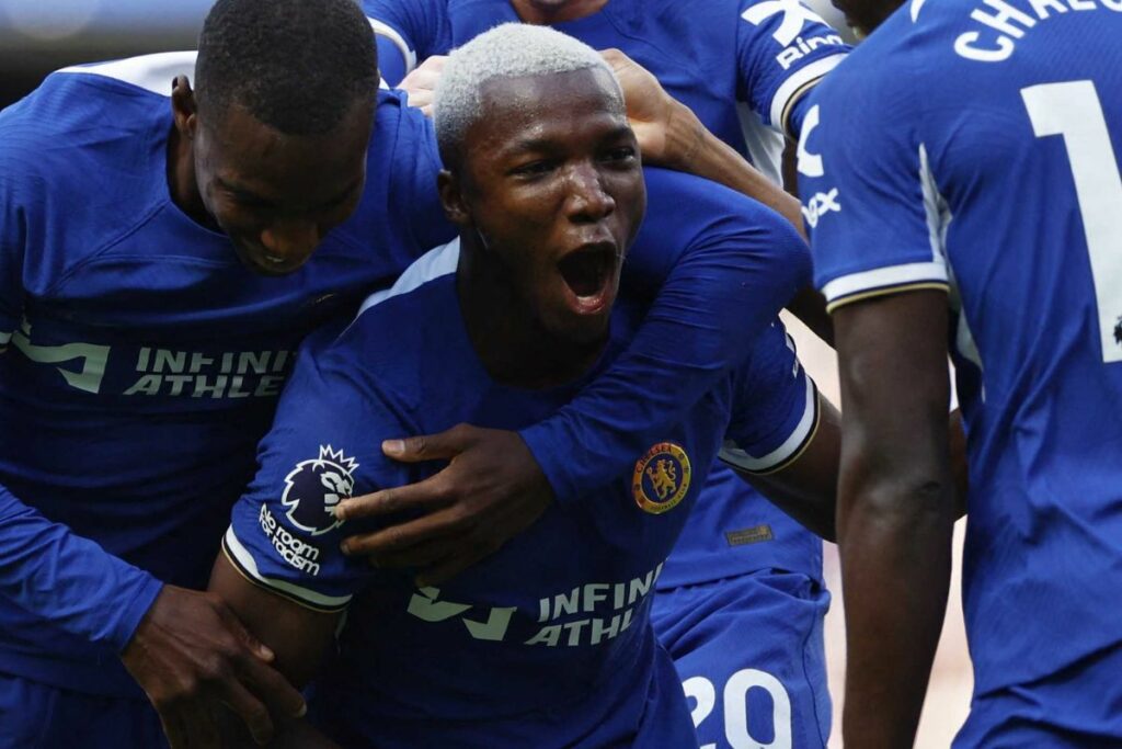 Moisés Caicedo celebra su primer gol en la Premier League con el Chelsea FC.