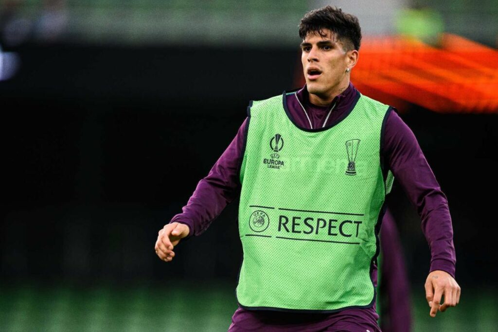 Piero Hincapié en un entrenamiento del Bayer Leverkusen previo a la UEFA Europa League.