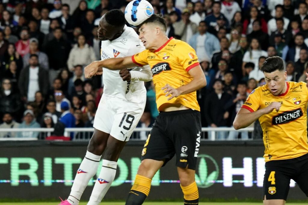 Jugadores de Liga de Quito y Barcelona SC disputan un balón en la temporada 2023 de la Liga Pro.
