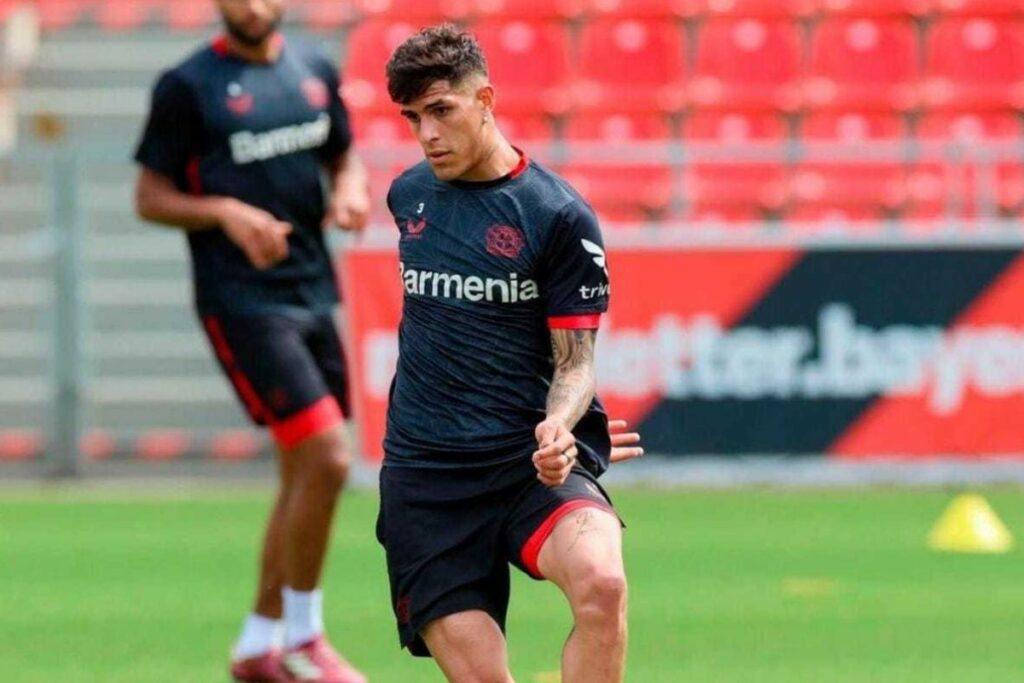 Piero Hincapié en uno de los entrenamientos del Bayer Leverkusen previo a la final de la UEFA Europa League.