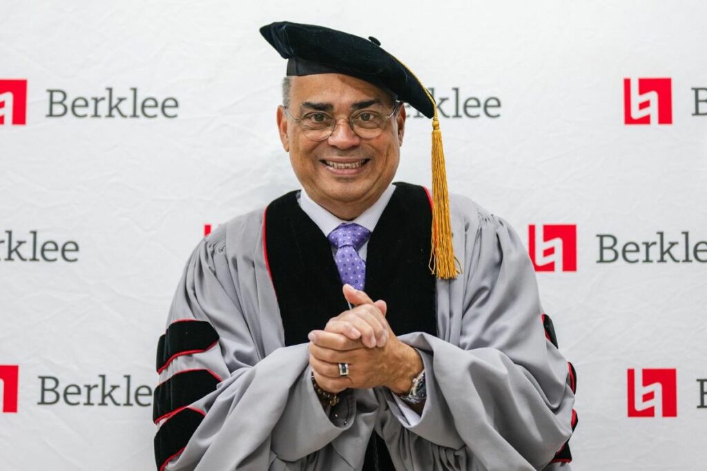 Gilberto Santa Rosa escribió en sus redes sociales "Un dia maravilloso, rodeado de gente maravillosa y una distinción que atesoro".