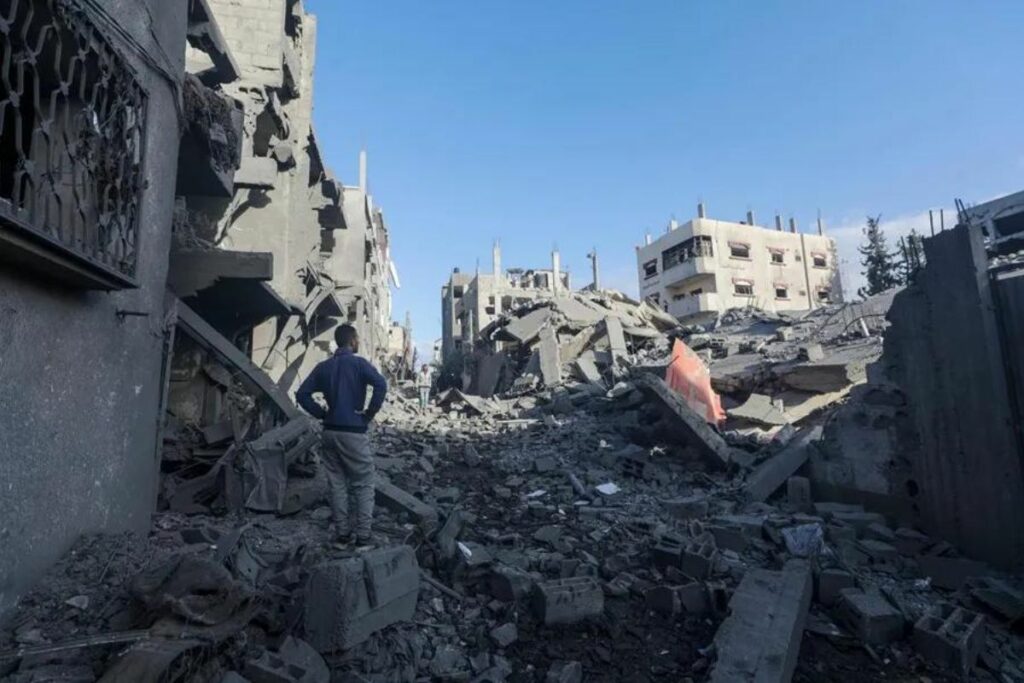 Palestinos buscan personas desaparecidas bajo los escombros en el campo de refugiados de Al Nusairat.