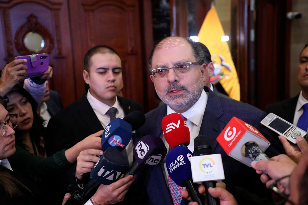 Henry Kronfle habló con los medios de comunicación sobre la controversia en la Comisión de Fiscalización. Flickr Asamblea Nacional