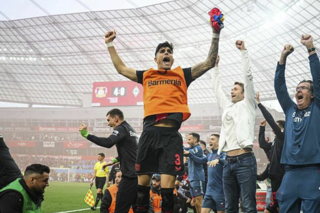 Piero Hincapié con el Bayer Leverkusen en la temporada 2024.