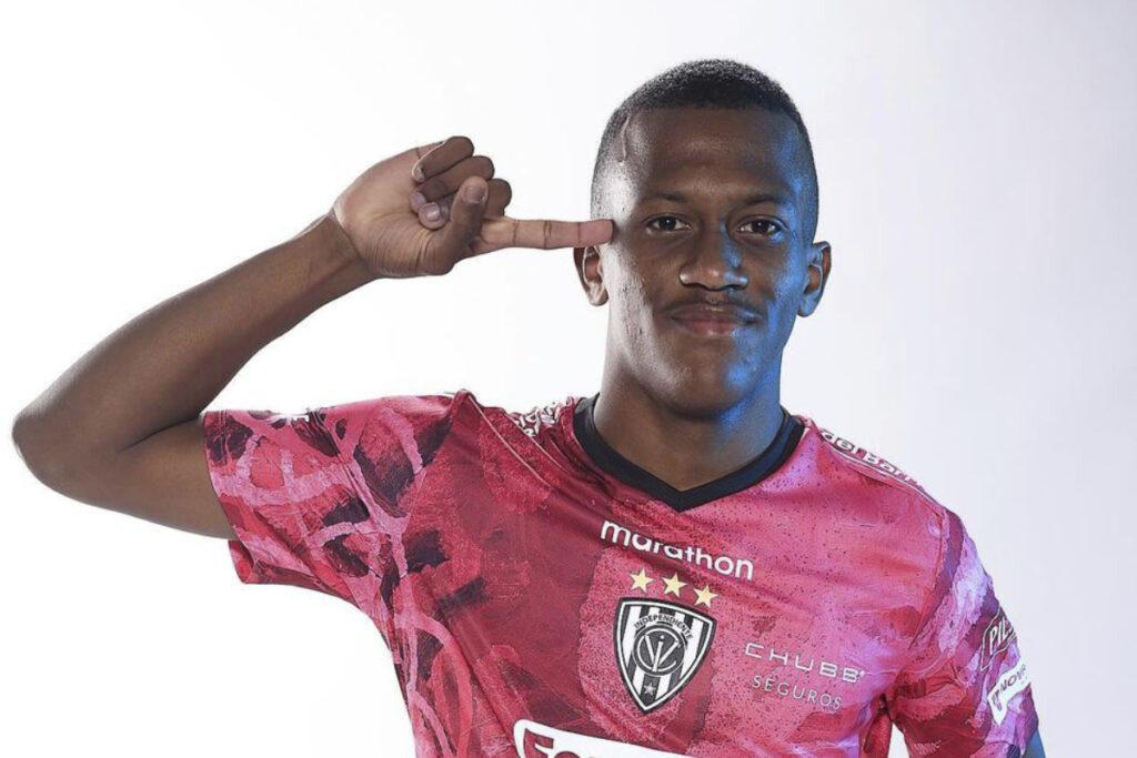 Justin Lerma en una sesión fotográfica con la camiseta de IDV. Foto: Instagram de Justin Lerma.
