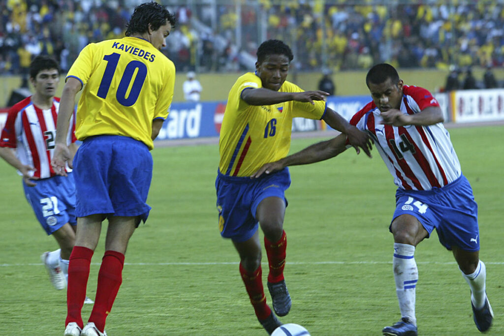 Jaime Iván Kaviedes (i) y Antonio Valencia en las eliminatorias al Mundial Alemania 2006.