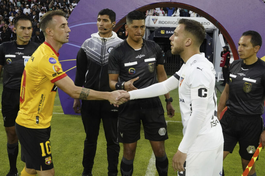 Damián Díaz (i) y Ezequiel Piovi, capitanes de Barcelona SC y Liga de Quito en el 2023.