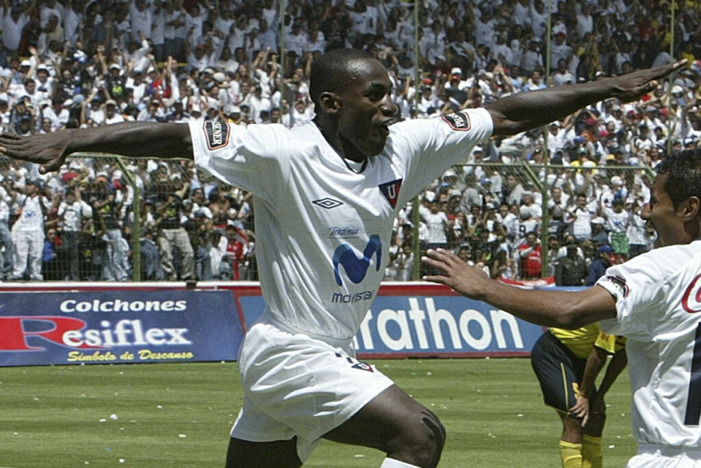 Néicer Reasco celebra un gol marcado a Barcelona SC en el 2005 en el estadio Rodrigo Paz Delgado.