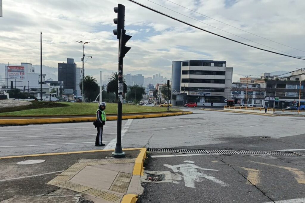 Los agentes metropolitanos vigilan el cumplimiento del Pico y placa. Foto: X AMT