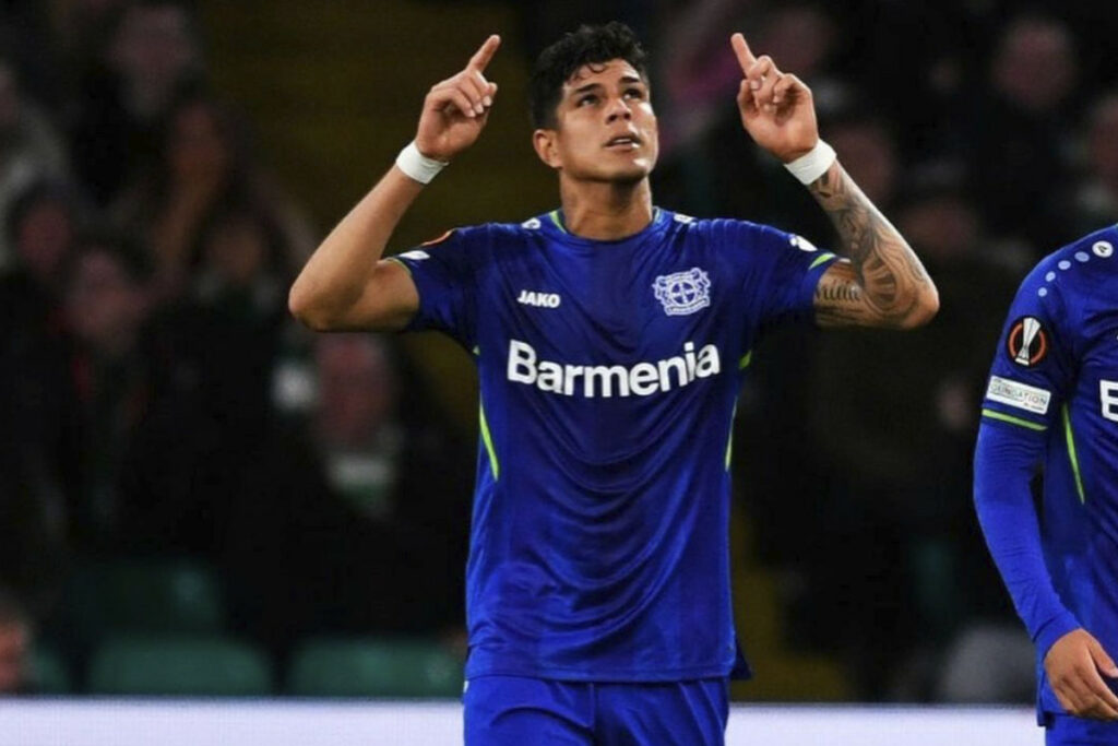 Piero Hincapié con el Bayer Leverkusen en la temporada 2023.