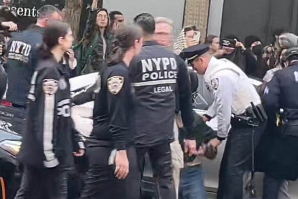 La Policía se enfrenta a manifestantes cerca del museo donde se realiza la Gala Met 2024. Foto: X