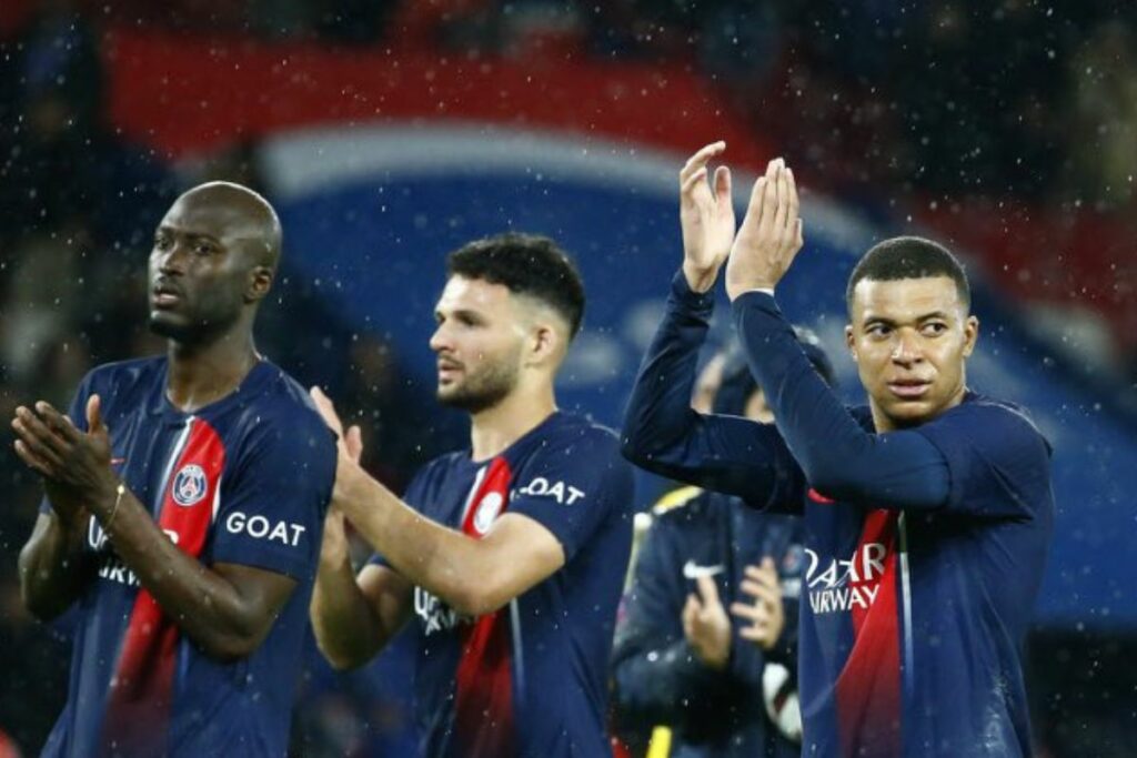 Kylian Mbappé (der.), figura del PSG. Foto: @PSG_espanol